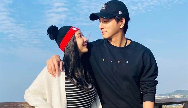 35岁小煜与老婆言言同框画面，相当幸福甜蜜。（图/言言IG)