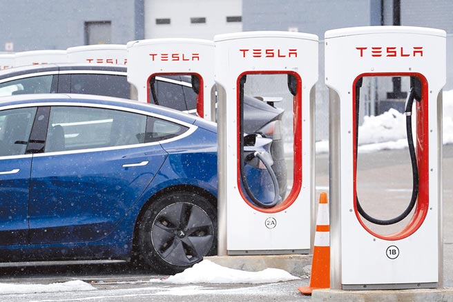 和碩、廣達為特斯拉代工中控台、充電樁以及ECU等。圖／美聯社