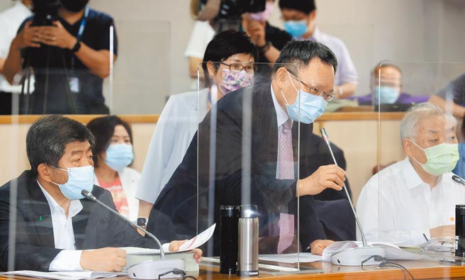 立法院联席会15日审查中央政府严重特殊传染性肺炎防治及纾困振兴特别预算第3次追加预算案，主计长朱泽民（前排右起）、财政部长苏建荣、卫福部长陈时中等官员列席协商并回覆立委问题。 （刘宗龙摄）