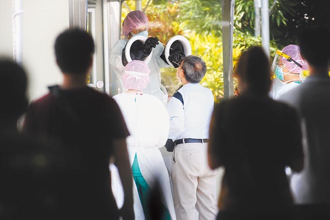 國民黨主席江啟臣表示，將提案要求對因新冠肺炎死亡者發30萬元慰助金、250萬元補償金，確診者5萬元慰助金、10萬元補償金。圖為新北市快篩站15日有許多民眾排隊檢測。（杜宜諳攝）