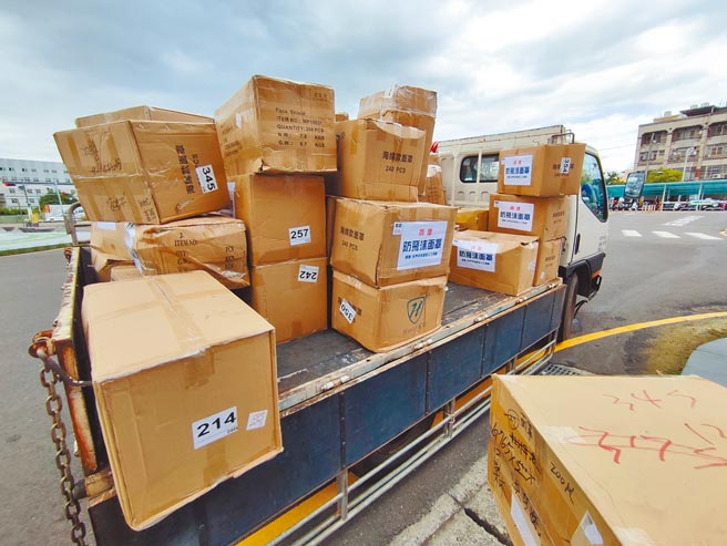 整車一共2萬5000個防護面罩，在藝人梁佑南的護送下運抵彰化，準備送往包括彰化醫院、員基、彰基、二基、員生、員榮醫院，還有溪湖分局、保四總隊，及3個公所單位。（吳建輝攝）