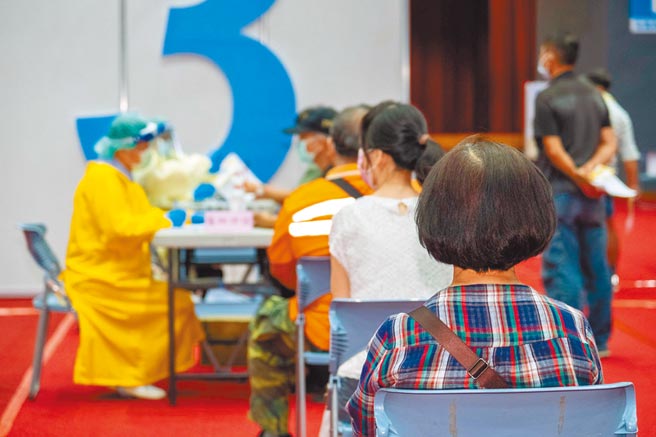 宜兰县政府15日安排长照机构的工作人员及住民、第一至第三类尚未接种民眾施打疫苗，16日起为88岁以上长者提供疫苗接种服务。（宜兰县政府提供／李忠一宜兰传真）