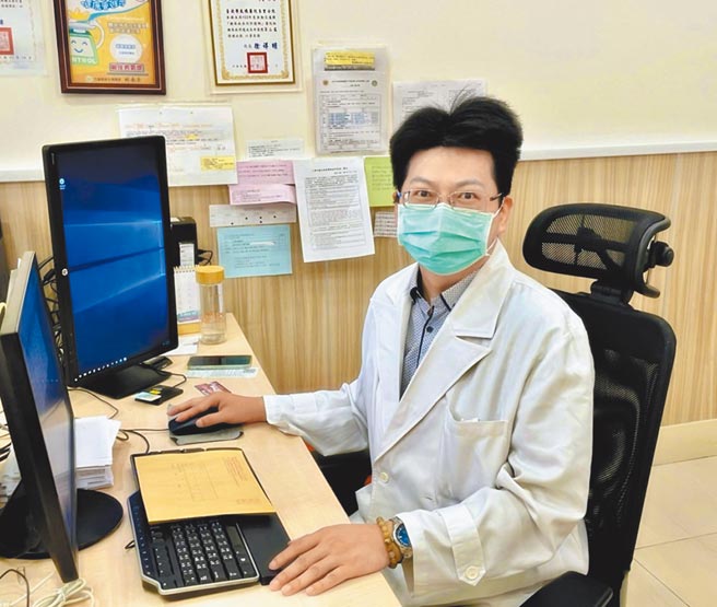 臺北榮民總醫院玉里分院家醫科主任林永捷日前捐出10萬元給醫院，補給相關防疫用品。（玉里分院提供／羅亦晽花蓮傳真）