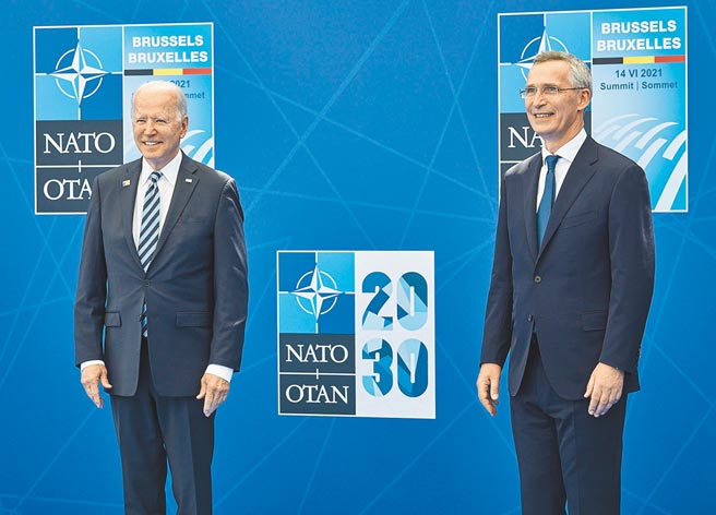 北大西洋公约组织峰会，美国总统拜登（左）与北约秘书长史托腾柏格（右）合影。（摘自NATO）