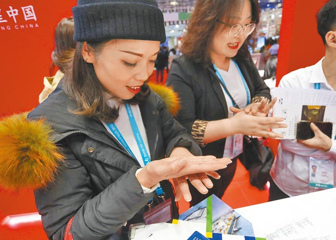 大陆女性爱消费，但也会理财，偏好稳健、保守的投资。图为上海女性试用化妆品。（中新社）