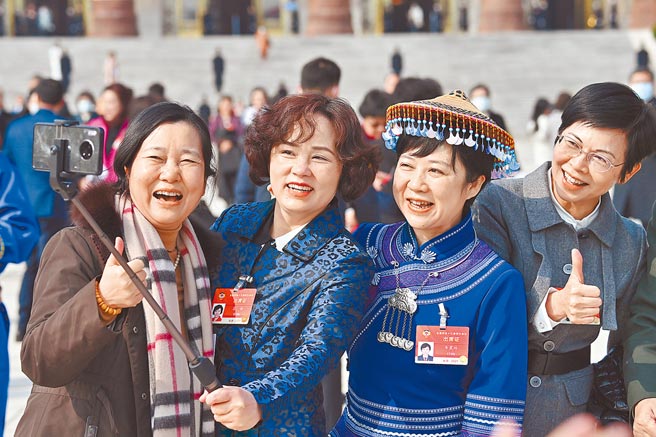 大陆女性愈来愈注重理财，存款已经多过于男性。图为大陆全国两会时，女性政协委员合影。（新华社）