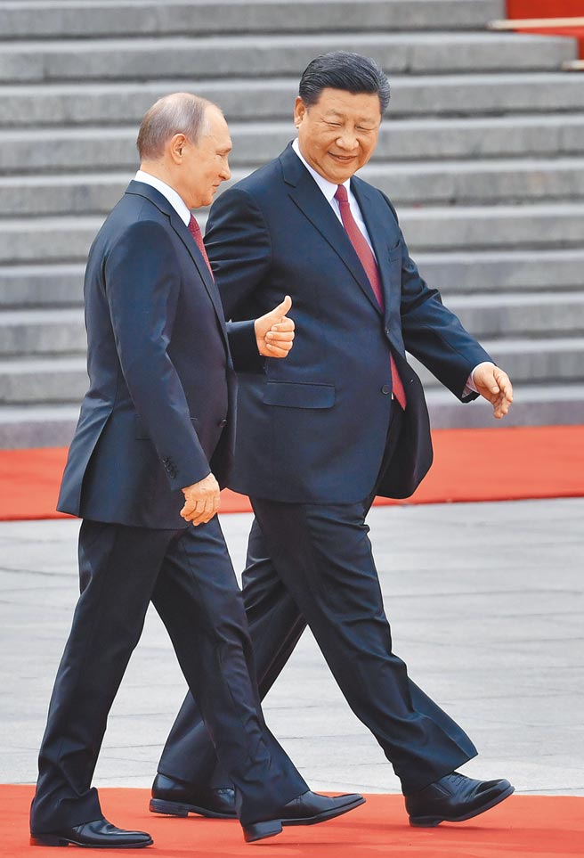 俄羅斯總統普丁接受美國媒體專訪時強調，中俄戰略夥伴關係處在歷史最高水準，俄羅斯不認為中國是威脅。圖為先前普丁訪中時，與中國國家主席習近平在北京人民大會堂前邊走邊談。（中新社）