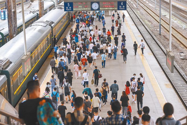 大陆端午假期的消费市场持续升温，旅游消费、电影市场均受热捧，其中，出游人次达8913.6万人，国内旅游收入294.3亿元。（中新社）