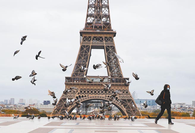 各国对于中国国产疫苗的认证不一，法国採取欧盟认可疫苗标准，暂未认可大陆疫苗。图为法国巴黎艾菲尔铁塔。（新华社）