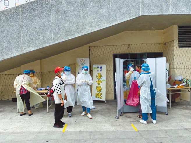 台中市府关怀街友健康，结合台中医院免费筛检。（台中市府提供／卢金足台中传真）