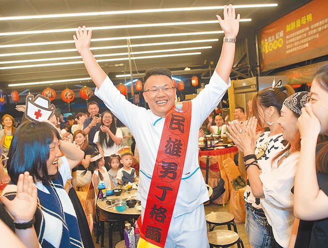 身为两家养护机构经营者的萧奕夫，儘管已取得双硕士学位，2年半前仍报考护理系，并取得护理师执照。（萧奕夫提供）