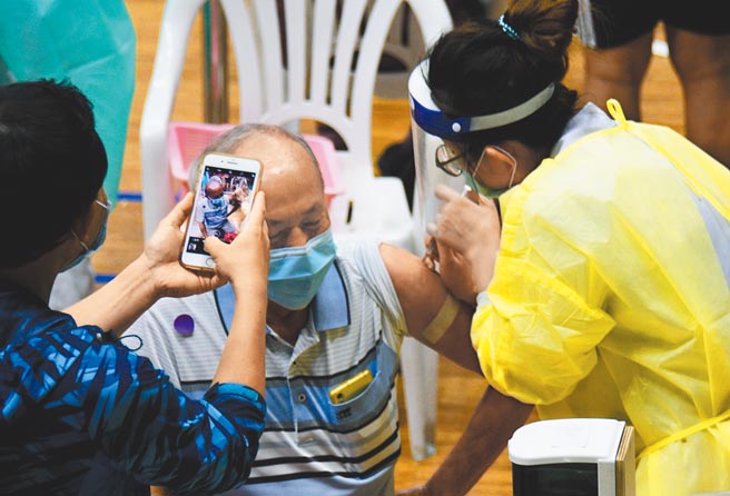 台東縣8000劑疫苗15日開打，許多老人家到縣立體育館接種，陪伴的親人拍照留念。（莊哲權攝）