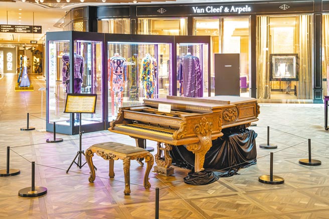 周杰倫首次執導的電影《不能說的秘密》中的骨董鋼琴，也在展場展出。（蘇富比提供）