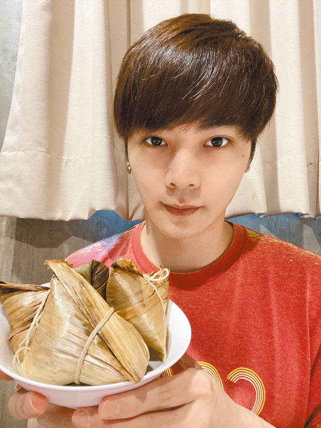 古曜威居家防疫，日前與家人吃美味粽子。（單純夢想文創事業提供）