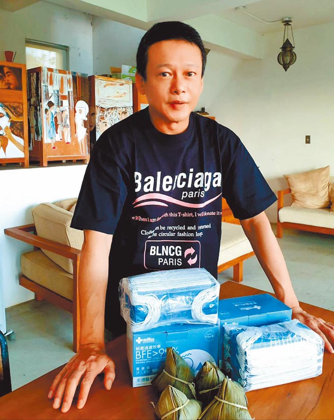 李康生防疫期間喜收導演贈的粽子及防疫物資。（禾力文創提供）