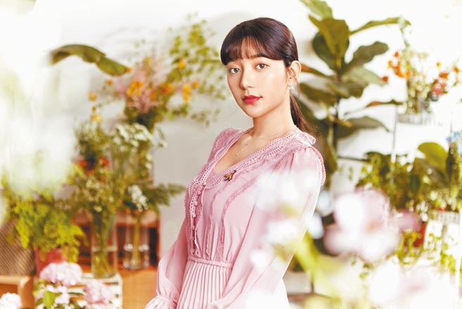 法国娇兰台湾代言人郭雪芙推动爱护蜜蜂守护地球。（娇兰提供）