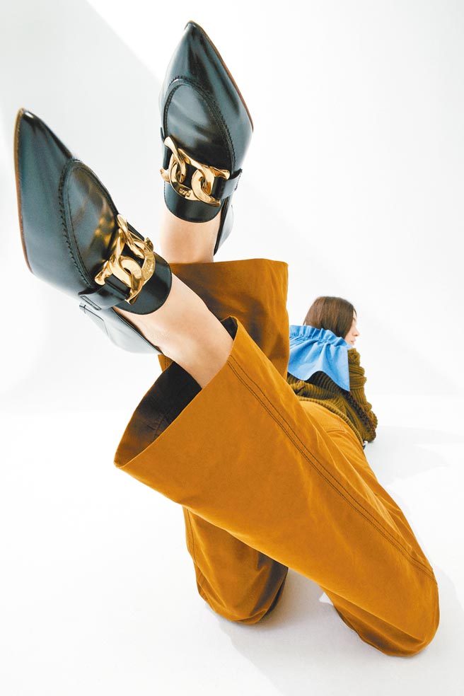 鞋尖捨棄過去的圓潤鞋頭，改以尖頭的方式呈現，帶來另一種強勢氣息。（Tod’s提供）