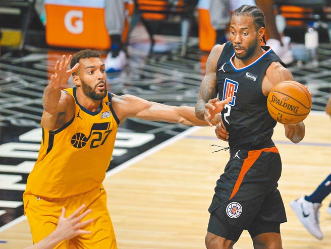 爵士中鋒戈貝爾（左）連5年入選NBA年度最佳防守第一隊，與入選第二隊的快艇里歐納德（右）在西區準決賽正面對決。（路透）