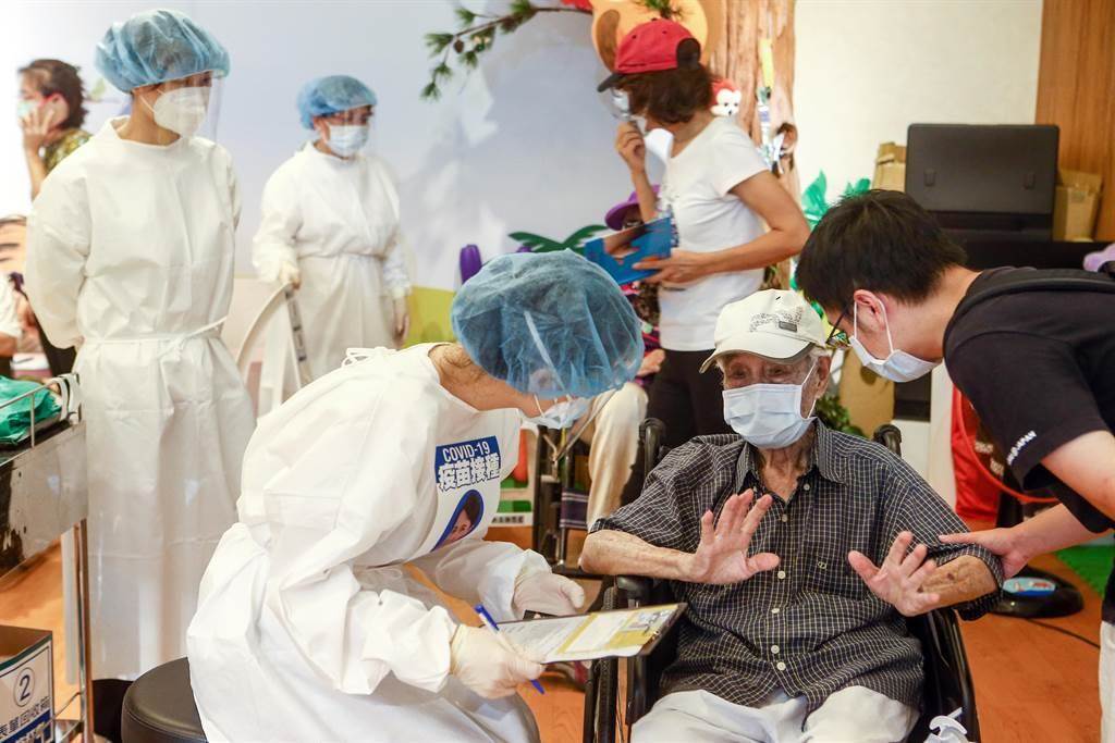 日本贈台AZ疫苗第三天開打，許多長者17日在家人陪同下前往慈濟接種站施打疫苗，施打前醫師會先詢問長者的身體狀況，減少長者的緊張情緒。（鄧博仁攝）
