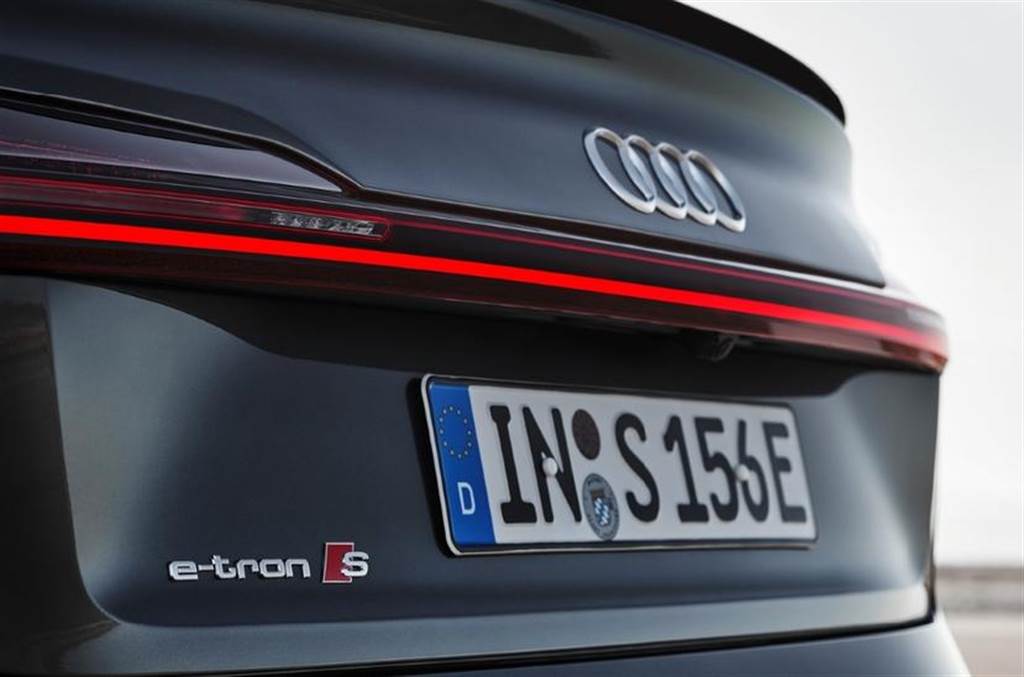 現行 e-tron 車系的繼任者，Audi Q8 e-tron 電動休旅據傳將在 2026 年推出