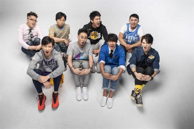 夜猫DJ Dennis(前排左2)带领6位最佳损友声音直播聊男生的垃圾话。(17 LIVE提供)
