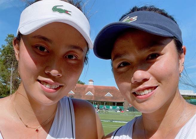 詹咏然（右）、詹皓晴（左）在英国伯明罕女网赛双打首轮直落二过关。（刘雪贞提供）