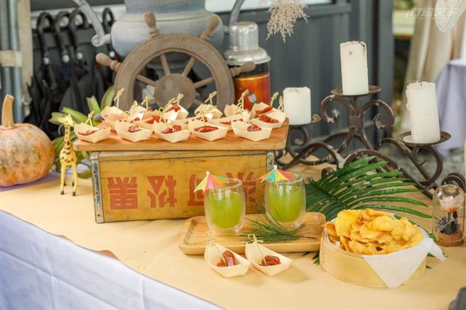 一抵达就有清凉消暑的五叶松迎宾果汁，而午茶小点是花3天熬煮的蜜地瓜，地瓜片则是使用竹山的黄地瓜。(图/行遍天下提供)