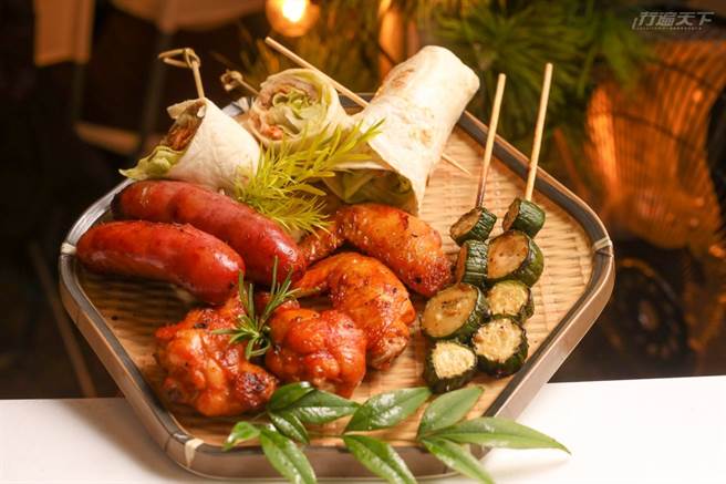 晚餐融合在地风味与古早味，总铺师阿嬷的秘传麻油饭，还有各种肉品及蔬菜，精致又丰富。(图/行遍天下提供)