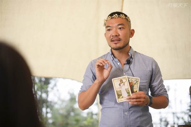 张文森带领山林调香职人体验，将调香与塔罗牌相结合，并使用团体疗癒方式来包装课程。(图/行遍天下提供)
