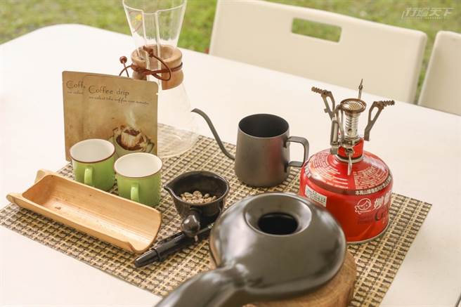 咖啡烘豆职人体验，由陈姵亭带领学员烘豆、手冲，并自制挂耳包。(图/行遍天下提供)