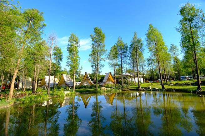 就着整排落羽松的湖畔与帐篷倒影，让人彷佛一秒到欧洲。(图/行遍天下提供)