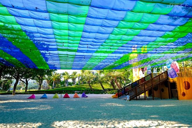 可以让小孩好好放电的沙池，父母还能惬意在一旁摇曳秋千。(图/行遍天下提供)