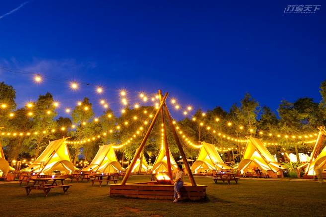 点亮灯光的营帐区让人彷佛走进浪漫欧洲里。(图/行遍天下提供)