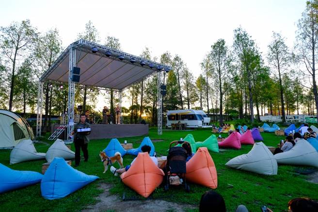 每到傍晚慵懒的草地音乐会，悠哉举行。(图/行遍天下提供)