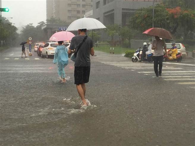 典型梅雨滞留锋下周二重返台湾，激发中、小尺度对流系统，将连续五天带来大量降雨。（资料照）
