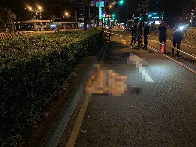 中市台灣大道深夜驚傳有人倒臥快車道，警消獲報到場發現，1女疑遭撞擊頭顱變形已身亡。（民眾提供）