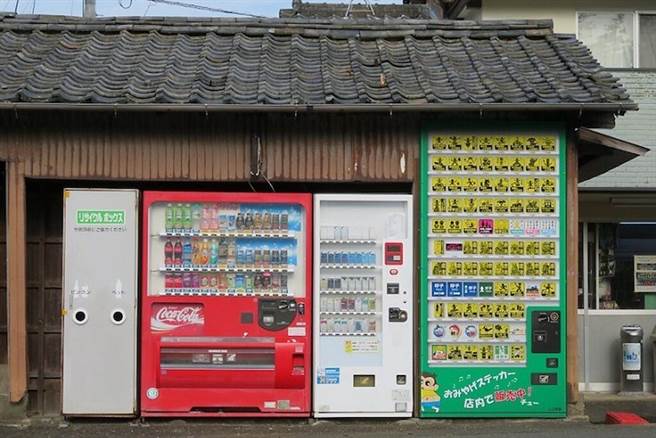 位在唐津市山口茶屋门口的搞笑贴纸自动贩卖机以假乱真，因为登上日综「珍奇百景鑑定团」，一夕爆红。（图/福姬日记、旅奇传媒提供）