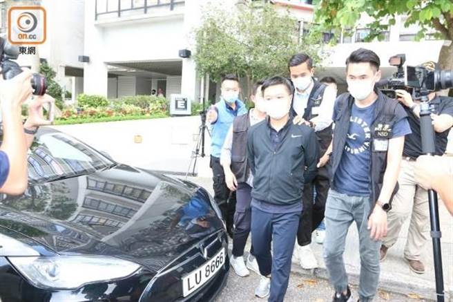蘋果日報5位高層、董事因為違反香港國安法，今晨遭到港警逮捕。(圖翻攝自東網)