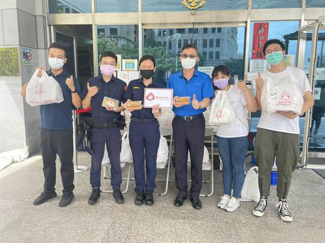 「茶奶奶手作點心」業者感念警察同仁防疫期間執勤辛勞，特地準備古早味營養三明治慰勞第六分局全體員警。（民眾提供）