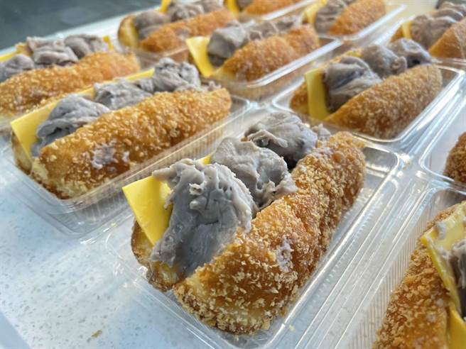 「茶奶奶手作點心」從外皮到內餡都是純手工製作，藉由料好實在美食，讓辛苦工作員警，吃到嘴裡暖在心裡。（民眾提供）