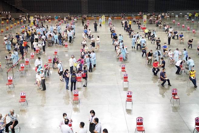 今清晨高雄传出一名90多岁老翁接种AZ后，因身体不适就医到院后死亡，家属气得在急诊室怒喊「我要见市长」。（图／高市新闻局提供）