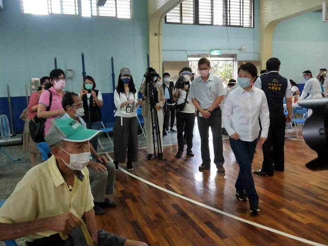 全台發生施打AZ疫苗後10餘起死亡案例，台中市長盧秀燕表示，今天接種者還是非常踴躍。（陳淑娥攝）