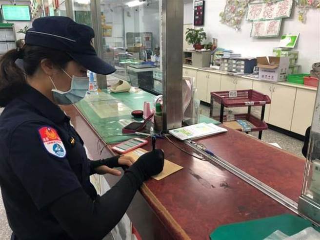 卓颖兰去年警察节接受好人好事表扬。（图／翻摄自高雄港务警察总队网站）

