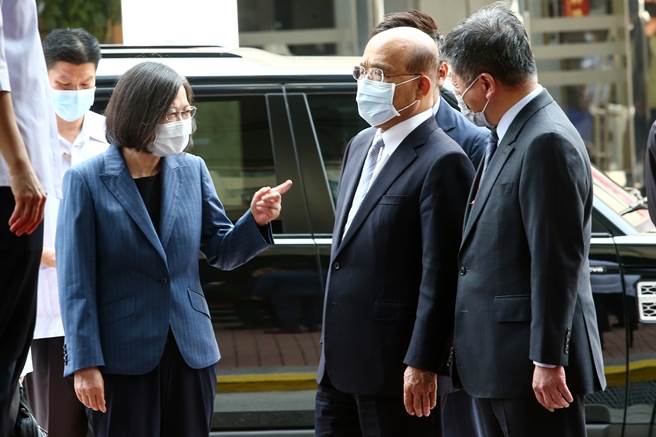 国产高端疫苗虽解盲成功，但透过大数据分析可发现，民眾对于总统蔡英文（左起）、行政院长苏贞昌与卫福部长陈时中的愤怒值依旧偏高。（图／中时资料照，邓博仁摄）