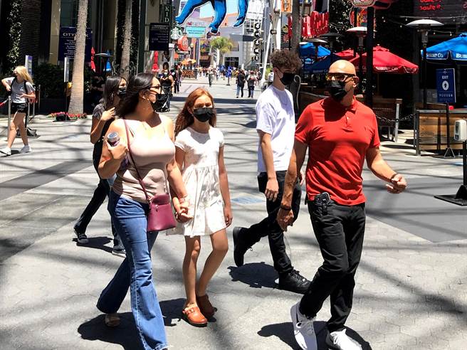 联邦或地方政府为了兼顾隐私权，尚无统一验证方式，民眾「无罩」出入营业场所全凭信任制。(图／中央社)