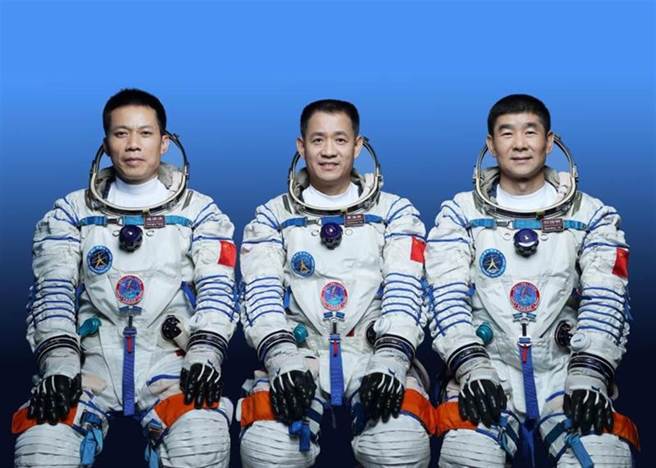 搭载神舟12号载人太空船的长征2号F遥12运载火箭，今日上午在中国酒泉卫星发射中心点火发射。此后，神舟12号载人太空船与火箭成功分离，进入预定轨道。(图／中通社）