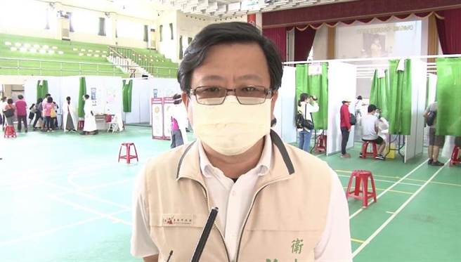 台南市衛生局長許以霖說明首例疑似打疫苗後身體不適死亡的老翁狀況。（曹婷婷攝）