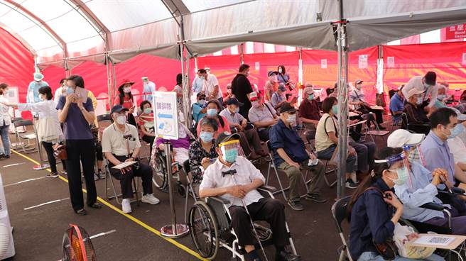 年长者打疫苗究竟要到大型医疗院所，或是诊所，马西屏举自己家里的例子分析优缺点。（图／北荣提供）