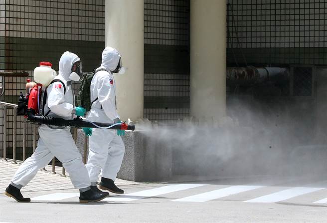 一名于医院工作的清消人员上网感嘆工作的辛酸，还有房东要求他搬离住处。图为6月14日国军化学兵于联合医院三重院区附近消毒，以防传染危险。（中时资料照，赵双杰摄）
