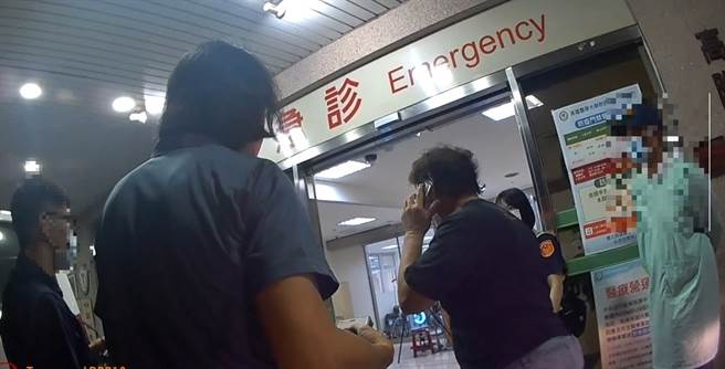 高市90多岁翁打疫苗身体不适，今晨紧急送医，因陪同家属多，部分家属不满被挡在急诊室外和医护起争执，警方出动快打部队到场处理。（翻摄照片／石秀华高雄传真）